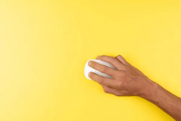 Beyaz Bilgisayarlı Kablosuz Fareli Siyah Erkek Elinin Izole Edilmiş Sarı — Stok fotoğraf