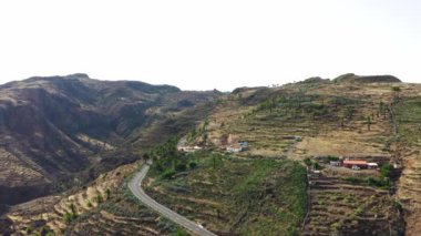 İspanya 'daki Gomera Adası' nda dolambaçlı dağ yolu.