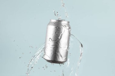 Su sıçramalı alüminyum bira ya da soda kutusu.