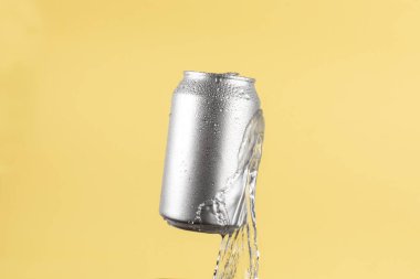 Su sıçramalı alüminyum bira ya da soda kutusu.