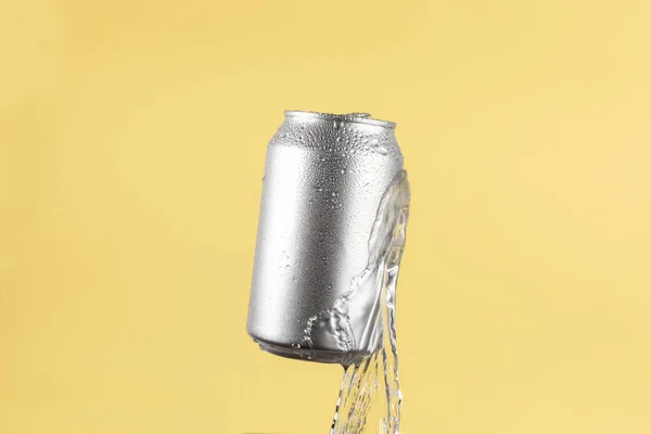 Aluminium beer or soda drinking can with water splash