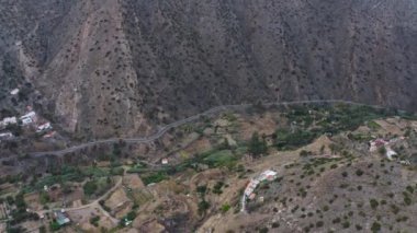 Vadinin ortasındaki ıssız bir yolun insansız hava aracı görüntüleri.