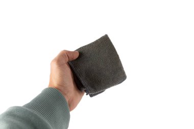 Elinde temiz bir bez tutan genç bir erkek arka plan izole edilmemiş. Yüksek kalite fotoğraf