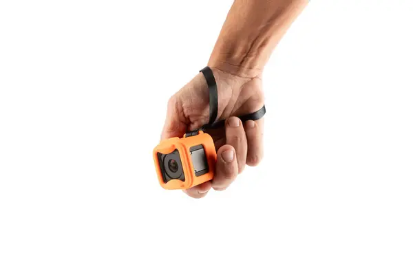 Erkek el beyaz arka planda izole edilmiş bir aksiyon kamerası tutuyor. Yüksek kalite fotoğraf
