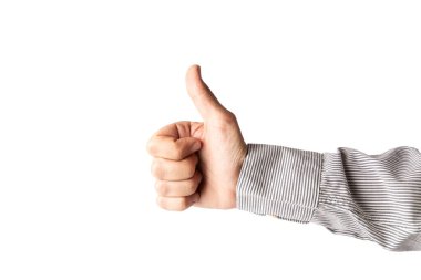 Beyaz ve mavi çizgili tişörtlü bir erkek, jest yapıyor, beyaz arka planda baş parmağı var. Yüksek kalite fotoğraf