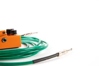 Gitar pedalı ve kablo, müzik üretimi konsepti, beyaz arka planda izole edilmiş fotokopi alanı. Yüksek kalite fotoğraf