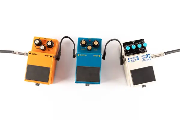 Elektro gitar efektleri beyaz arka planda izole edilmiş, müzik prodüksiyonu konsepti. Yüksek kalite fotoğraf