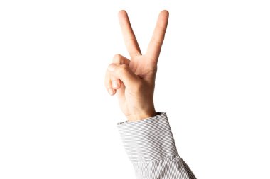 Beyaz arka planda izole edilmiş zafer işareti yapan resmi gömlekli bir erkek. Yüksek kalite fotoğraf