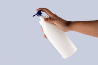 Erkek el tutuşu nemlendirici. Koyu mavi arka planda izole edilmiş. Yüksek kalite fotoğraf