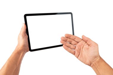 Beyaz arka planda izole edilmiş dijital tablet beyaz ekran gösteren erkek elleri. Yüksek kalite fotoğraf