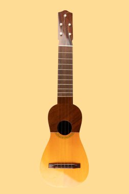 Geleneksel kanarya enstrümanı, timple, sarı arka planda izole edilmiş. Yüksek kalite fotoğraf