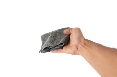 Beyaz arka planda izole edilmiş temiz bir bez ya da toz bezi tutan erkek eli. Yüksek kalite fotoğraf