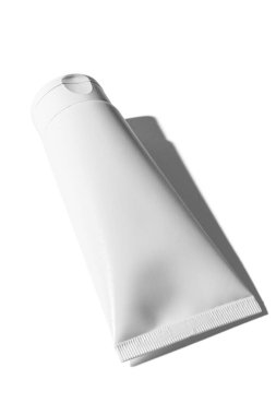 Beyaz arka planda izole edilmiş boş kozmetik tüp, ürün çekimi. Yüksek kalite fotoğraf