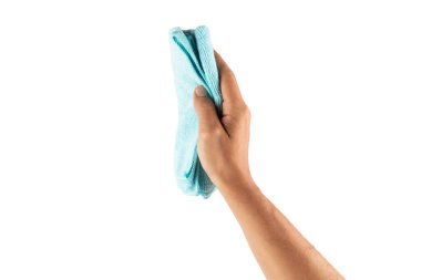 Cyan temizleme bezi kullanan bir erkek el arka planda izole edilmemiş. Yüksek kalite fotoğraf
