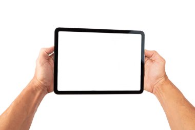 Beyaz arka planda izole edilmiş dijital dokunmatik tablet maketi tutan erkek eller. Yüksek kalite fotoğraf