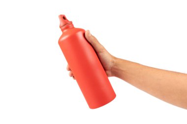 Beyaz arka planda tekrar kullanılabilir kırmızı bir su şişesini tutan erkek el. Yüksek kalite fotoğraf