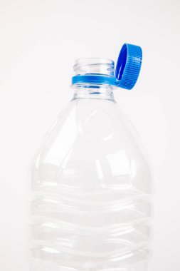 Beyaz arka planda geri dönüşüm için güvenli kapak eklentisi olan plastik şişe. Yüksek kalite fotoğraf
