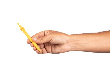 Sulama damlatıcısını tutan erkek el arka planda iz bırakmamış. Yüksek kalite fotoğraf