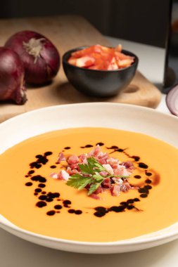 Soğuk domates çorbası, salmorejo, yanında da Iberico reçeli. İspanyol geleneksel yemekleri. Yüksek kalite fotoğraf