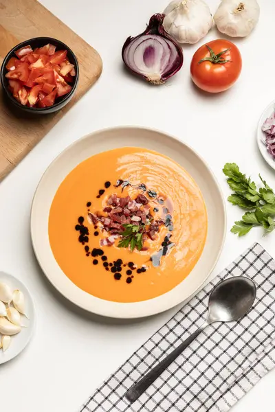 Soğuk domates çorbası, salmorejo, yanında da Iberico reçeli. İspanyol geleneksel yemekleri. Yüksek kalite fotoğraf