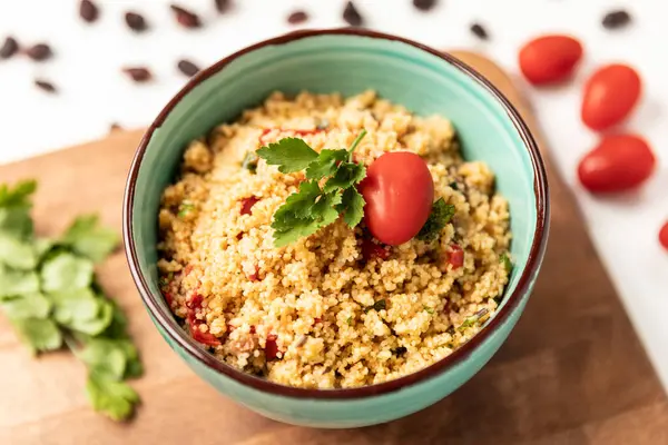 Taze vişneli domates ve kuru üzümlü Fas kuskus salatası. Yüksek kalite fotoğraf
