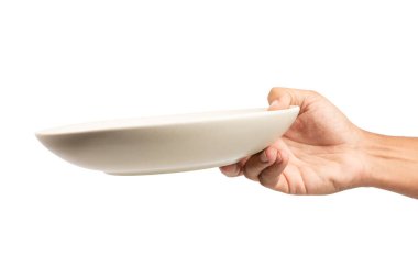 Beyaz arka planda izole edilmiş bej bir tabak tutan erkek el. Yüksek kalite fotoğraf