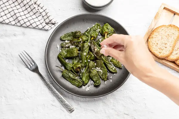 İspanyol yemeklerine tuzlu yeşil pedron biberi ekliyorum. Yüksek kalite fotoğraf