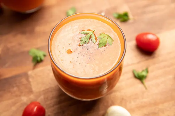 Gazpacho, İspanyol soğuk domates çorbası, ahşap zemin üzerinde cam içinde servis edilir. Yüksek kalite fotoğraf