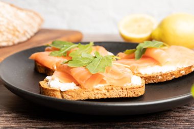 Roka ile servis edilen füme somon tostları. Yüksek kalite fotoğraf