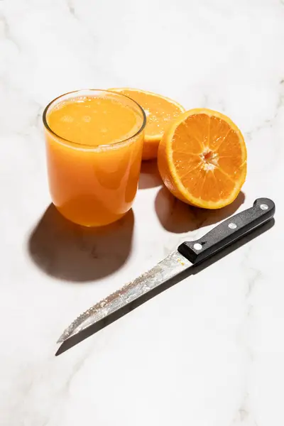 Ev yapımı portakal suyu ve mutfak tezgahında gölgesi var. Yüksek kalite fotoğraf