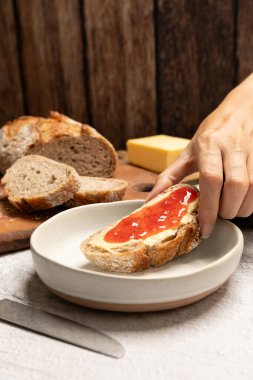 Bir dilim ekmek, tereyağı ve çilek reçeli. Yüksek kalite fotoğraf