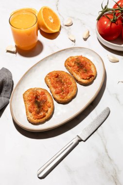 Ev yapımı tava, domatesli tost geleneksel Akdeniz kahvaltısı. Yüksek kalite fotoğraf
