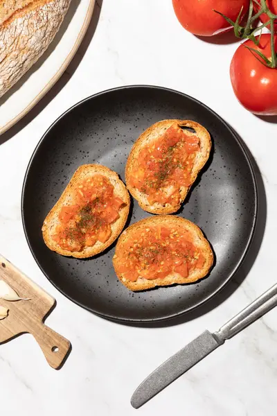 Ev yapımı tava, domatesli tost geleneksel Akdeniz kahvaltısı. Yüksek kalite fotoğraf