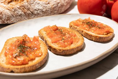 Domatesli tost geleneksel Akdeniz kahvaltısı mutfak tezgahında yakın çekim. Yüksek kalite fotoğraf