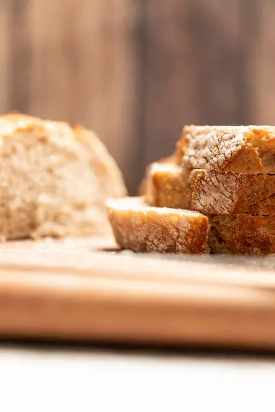 Esnaf karabuğday ekmeği barı ahşap arka planda izole edilmiş. Yüksek kalite fotoğraf