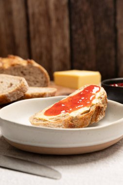 Tereyağı ve çilek reçelli bir dilim ekmek. Yüksek kalite fotoğraf