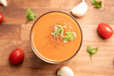 Gazpacho 'nun üst görüntüsü, ahşap zeminde İspanyol soğuk domates çorbası. Yüksek kalite fotoğraf