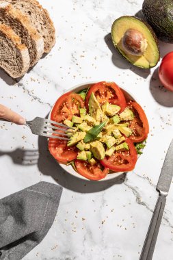Mutfak tezgahında avokado ve domates salatası. Yüksek kalite fotoğraf