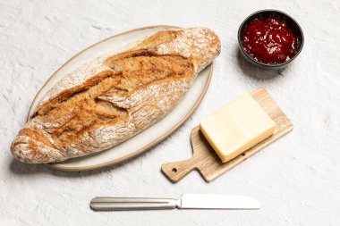 Tereyağlı ekmek ve çilek reçeli, kahvaltı için malzemeler. Yüksek kalite fotoğraf
