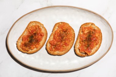 Mutfak tezgahında geleneksel İspanyol yemeklerinin domatesli tostu. Yüksek kalite fotoğraf