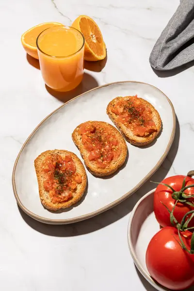 Ev yapımı tava, domatesli tost geleneksel Akdeniz kahvaltısı. Yüksek kalite fotoğraf