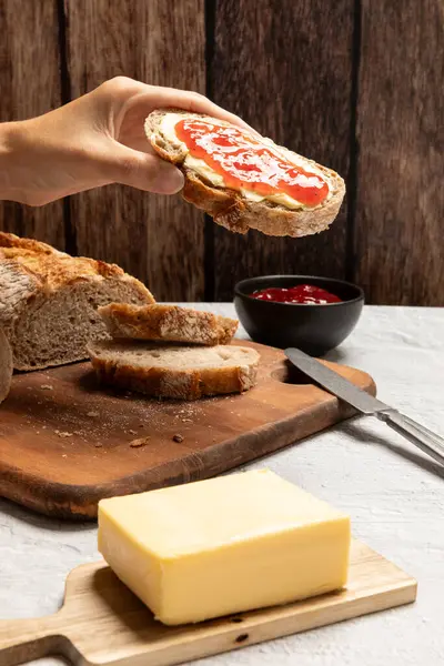 Bir dilim ekmek, tereyağı ve çilek reçeli. Yüksek kalite fotoğraf
