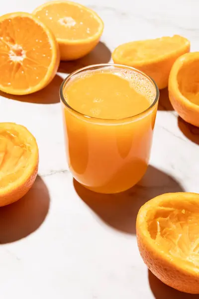 Ev yapımı portakal suyu ve mutfak tezgahında gölgesi var. Yüksek kalite fotoğraf