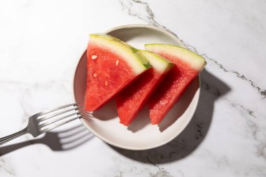 Mutfak tezgahında izole edilmiş tabakta servis edilen karpuz dilimleri. Yüksek kalite fotoğraf