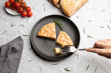 Siyah tabakta servis edilen İspanyol omleti porsiyonları. Yüksek kalite fotoğraf