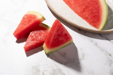 Mutfak tezgahında izole edilmiş tabakta servis edilen karpuz dilimleri. Yüksek kalite fotoğraf