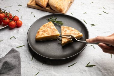 Siyah tabakta servis edilen İspanyol omleti porsiyonları. Yüksek kalite fotoğraf