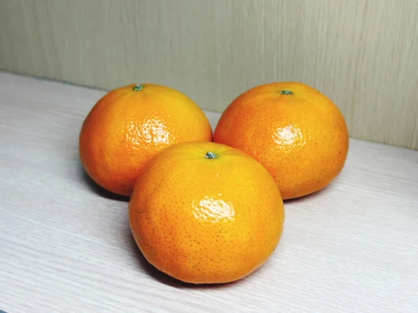 Вкусный Апельсиновый Деревянный Стол — стоковое фото
