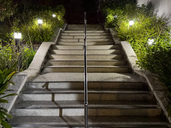 Las Escaleras Por Noche Las Plantas Ambos Lados Están Decoradas —  Fotos de Stock
