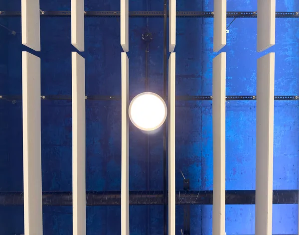 Синий Пятнистый Потолок Круглый Светильник — стоковое фото